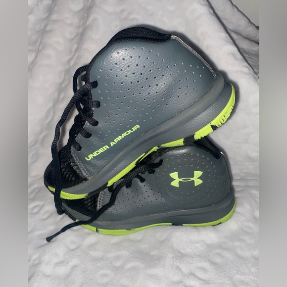Under Armour… Boys shoes, size 1Y - Picture 5 of 7
